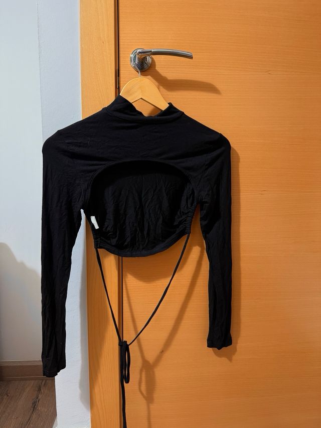 Camiseta negra espalda descubierta nudo