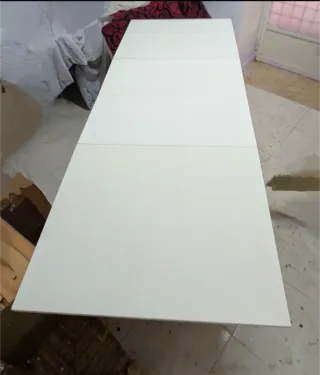 Mesa extensible de madera blanca