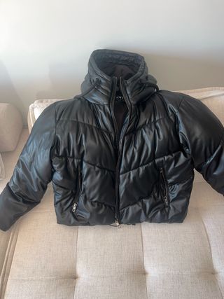 Cazadora Zara Negra Talla S, se usó dos veces.