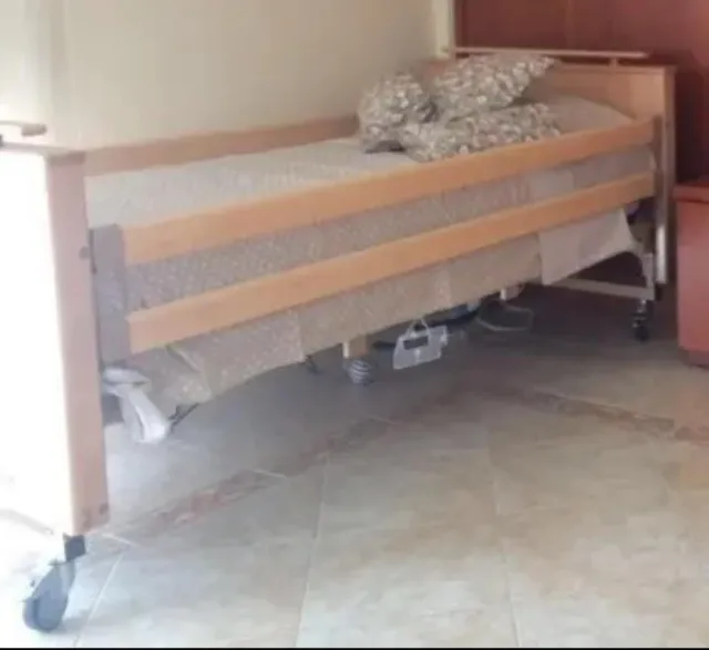 Cama articulada madera y metal,sin colchón