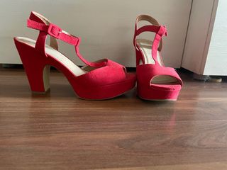 Zapatos de tacón rojos