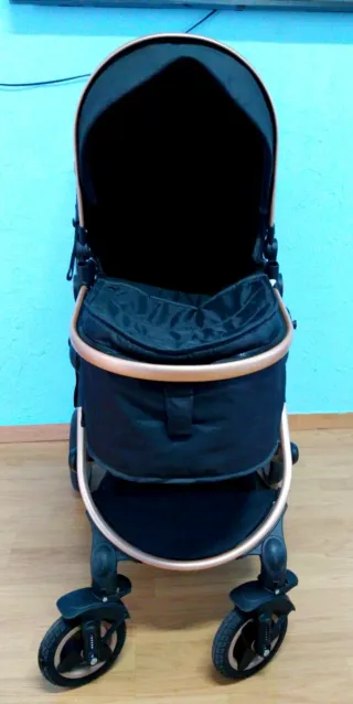 Carro de bebé negro y dorado