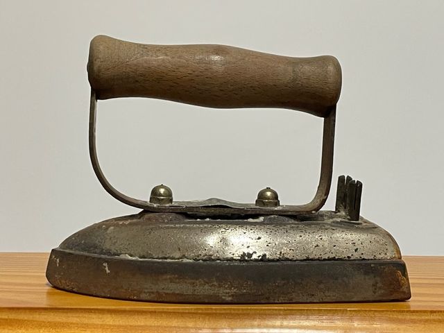 Plancha antigua de metal y madera