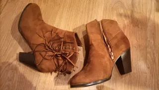 Botines marrones con flecos y tachuelas