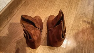 Botines marrones con flecos y tachuelas