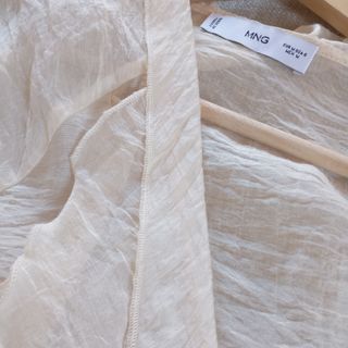 Blusa boho Mango beige tejido arrugado