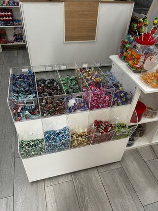 Mesa expositora de caramelos