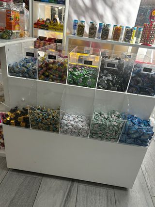 Mesa expositora de caramelos