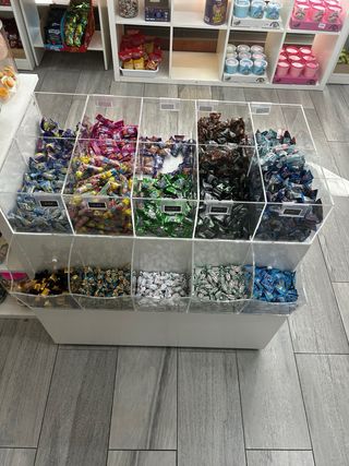 Mesa expositora de caramelos