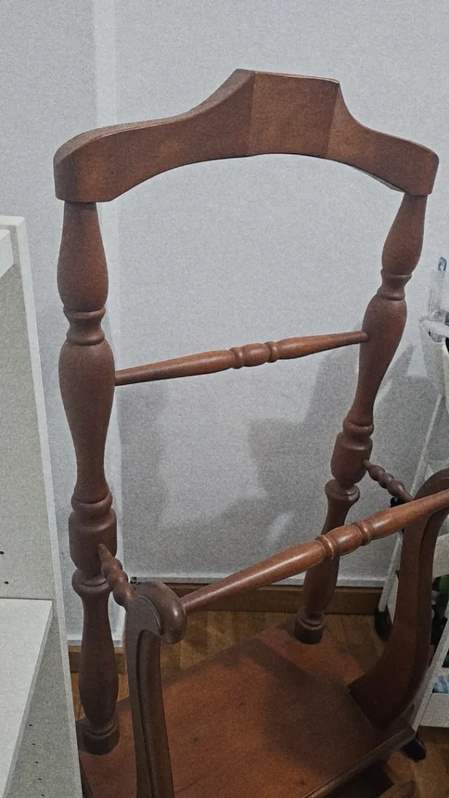 Perchero de madera con cajón