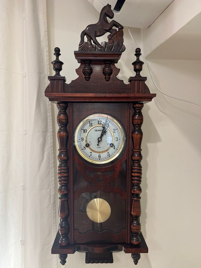 Reloj de pared de cuerda con caballo