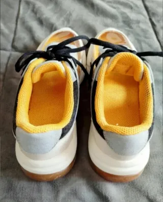 Zapatillas deportivas.