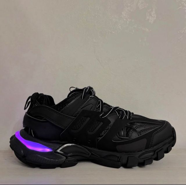 Zapatillas deportivas negras con detalles morados