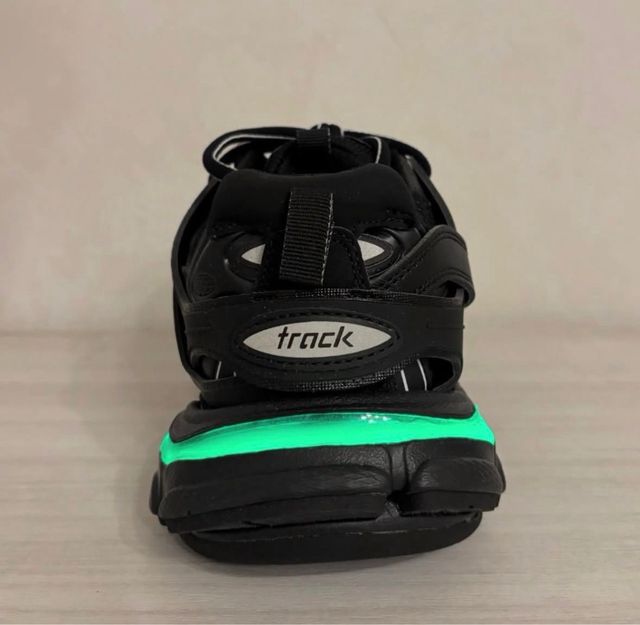 Zapatillas deportivas negras con detalles morados