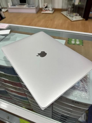 MacBook Pro 512GB i5 8GB RAM 2020