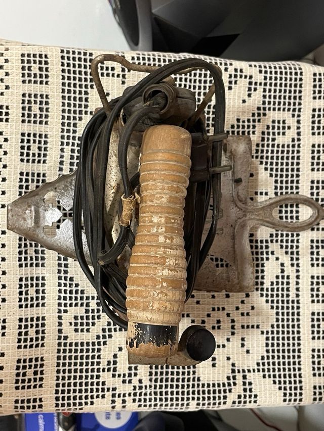 Plancha antigua de metal y madera