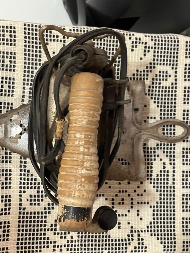 Plancha antigua de metal y madera