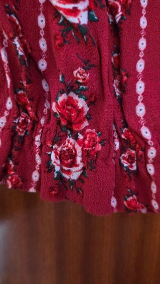 Blusa floral roja con volantes