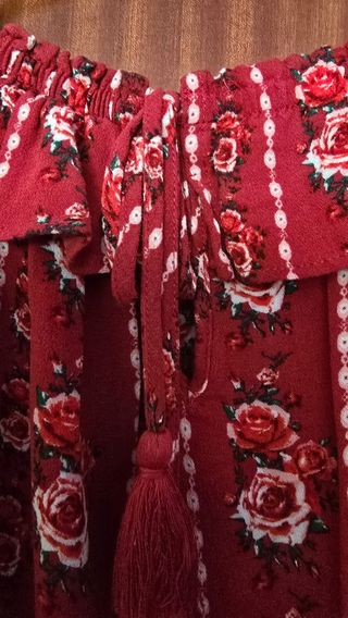 Blusa floral roja con volantes