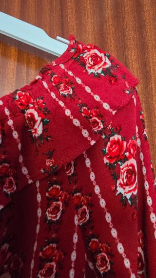 Blusa floral roja con volantes
