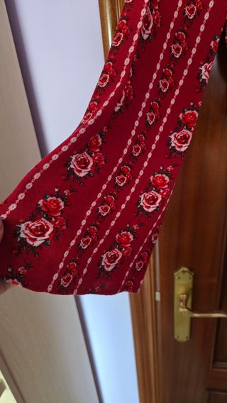 Blusa floral roja con volantes