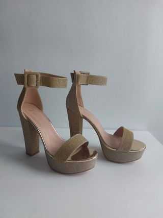 Sandalias de tacón doradas con plataforma
