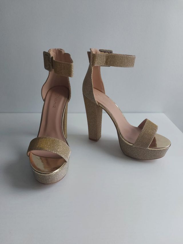 Sandali con tacco dorati con plateau