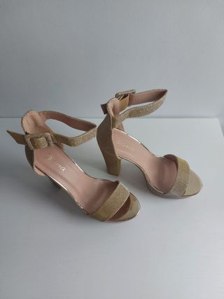 Sandalias de tacón doradas con plataforma