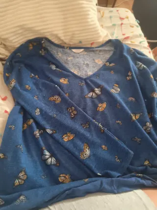 Jersey azul con estampado de mariposas