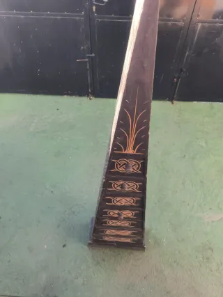 Mueble de madera con detalle dorados