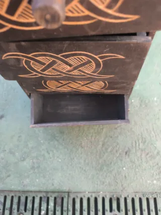 Mueble de madera con detalle dorados