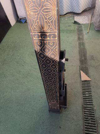 Mueble de madera con detalle dorados