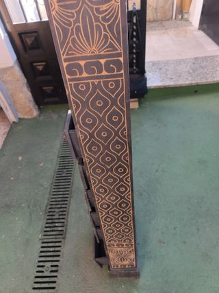 Mueble de madera con detalle dorados