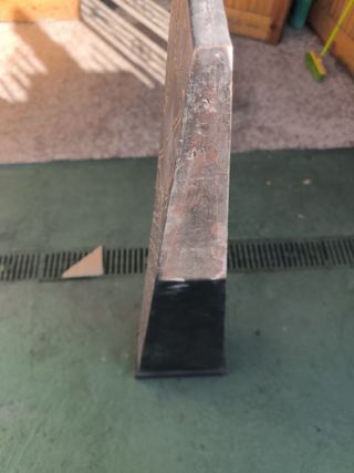 Mueble de madera con detalle dorados