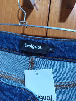 Pantalón vaquero Desigual bordado