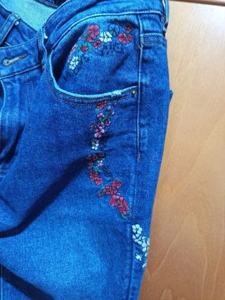 Pantalón vaquero Desigual bordado