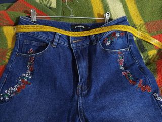 Pantalón vaquero Desigual bordado