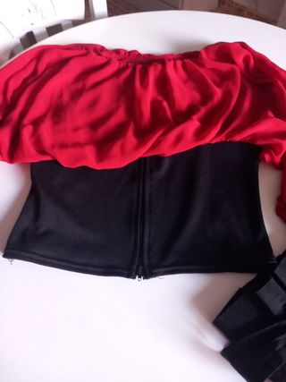 Conjunto Bershka: Blusa roja y pantalón negro