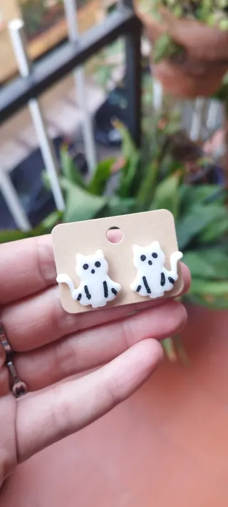 Pendientes hechos a mano de gato