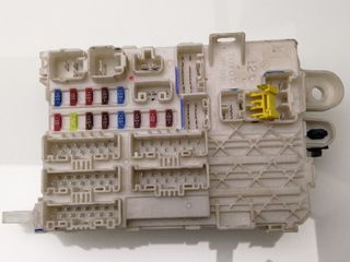 CAJA RELES / FUSIBLES TOYOTA HILUX (KUN)