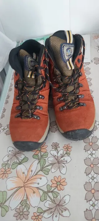 Botas de montaña y senderismo.