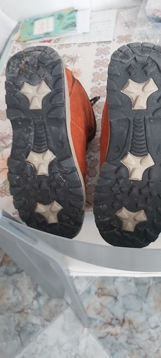 Botas de montaña y senderismo.
