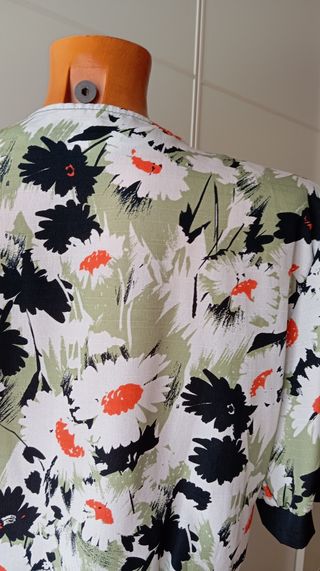 Blusa vintage floral manga corta.