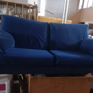 Sofá azul de terciopelo