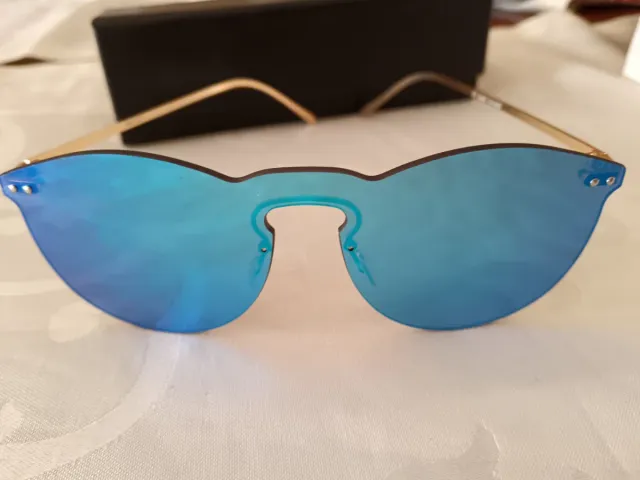 Gafas de sol espejo azul y montura dorada