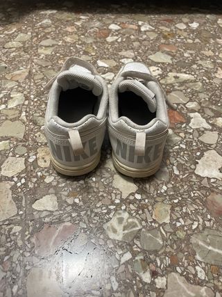 Zapatillas Nike Blancas y talla 33