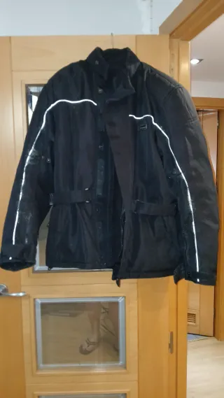 Chaqueta de moto negra con detalles reflectantes