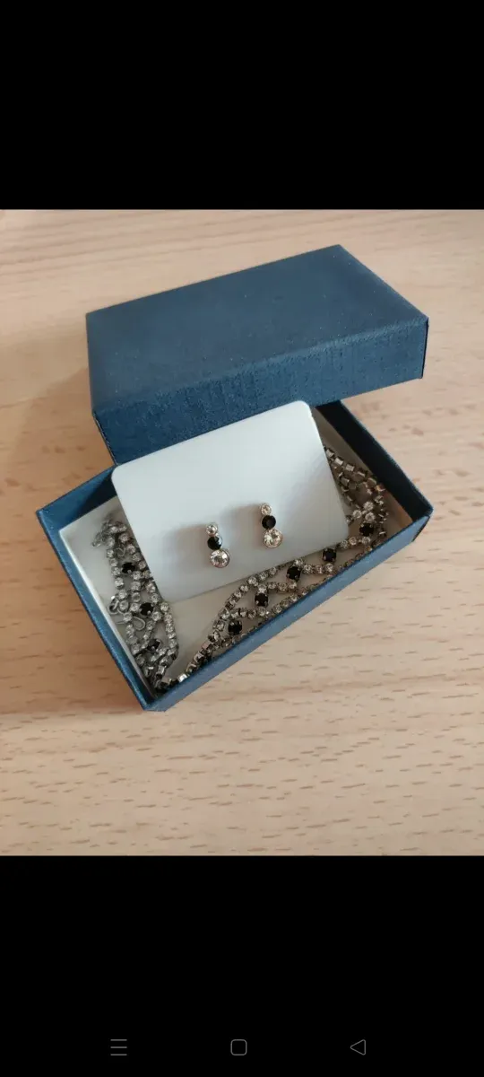 Conjunto de joyería collar y pendientes