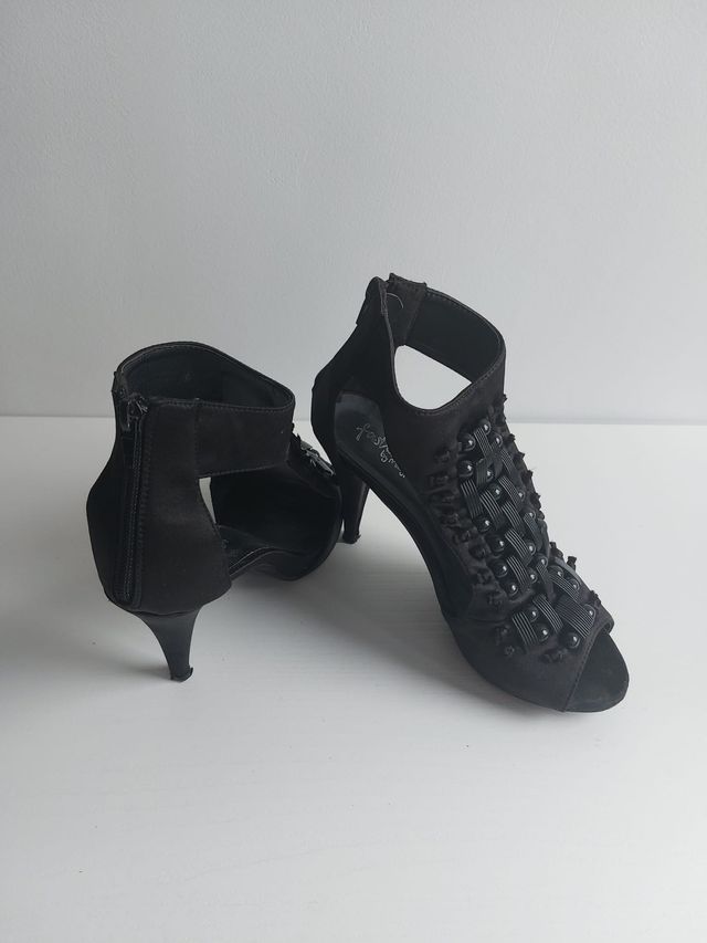 Sandali con tacco neri con decorazioni alla moda