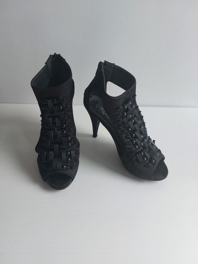 Sandali con tacco neri con decorazioni alla moda